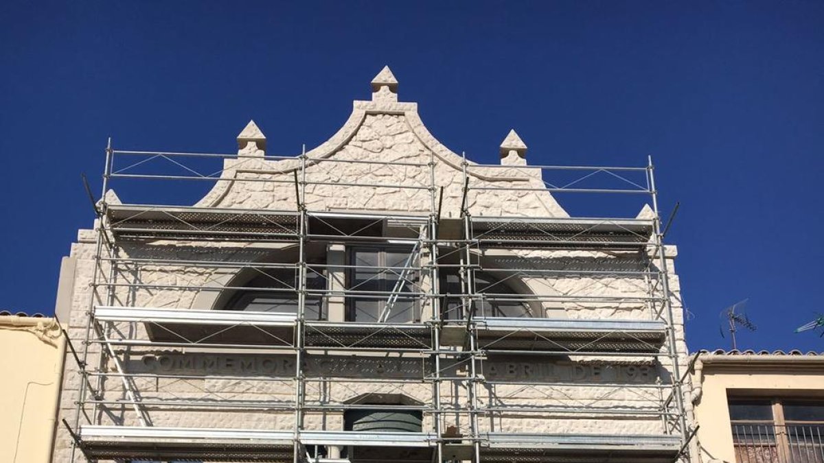 Les bastides a la façana de l’ajuntament d’Arbeca.