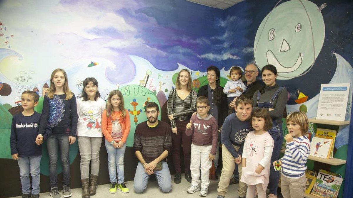 Artistes locals amb alguns dels alumnes de primària autors dels dibuixos.