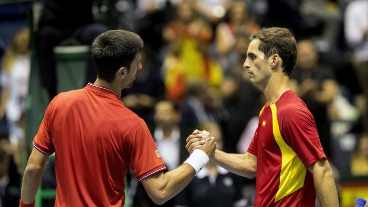 Djokovic saluda a Albert Ramos tras el partido.