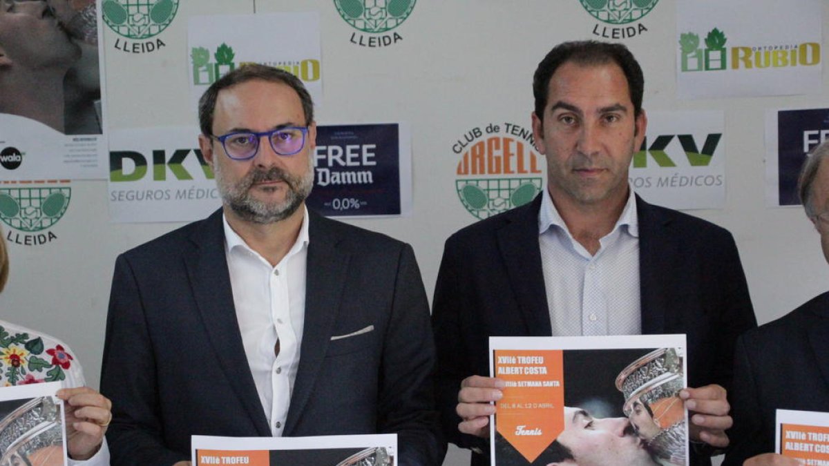 Ramon Mestres, president de l’Urgell, i Albert Costa amb el cartell.