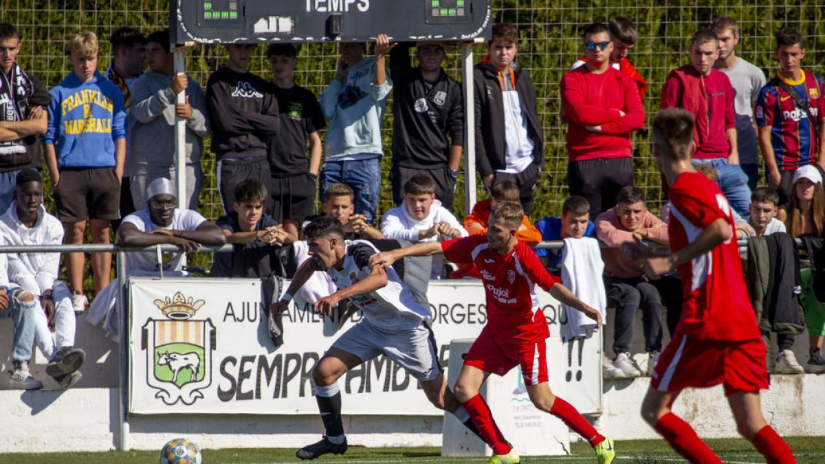 Un jugador del Borges i un altre del Mollerussa disputen la pilota al duel d’ahir.