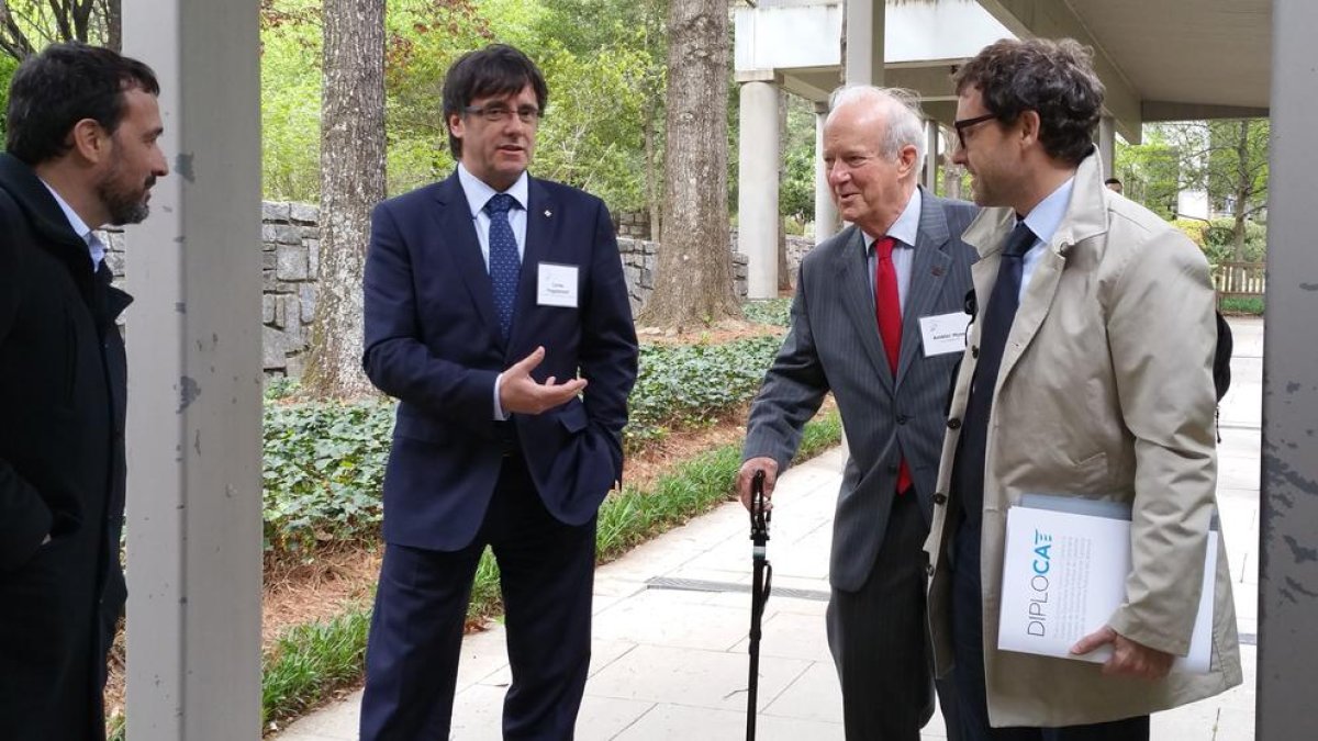 Carles Puigdemont en Atlanta al lado del senador Ambler Hodges Moss, con bastón.