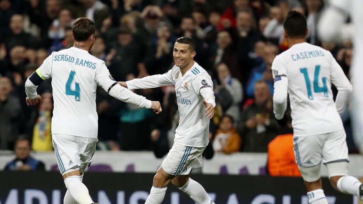 Cristiano Ronaldo celebra el segon gol del Madrid amb el seu company Sergio Ramos.