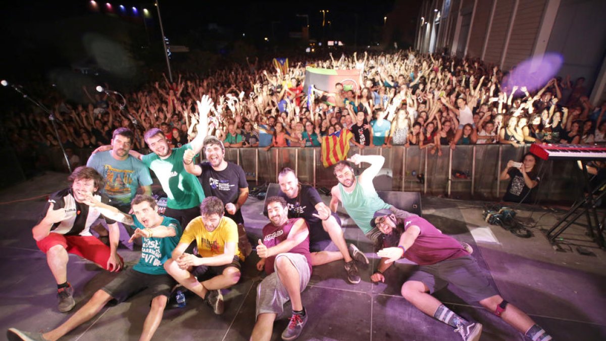 Piqué y Shakira, conversando con vecinos el sábado en la fiesta mayor de Sant Guim de Freixenet.