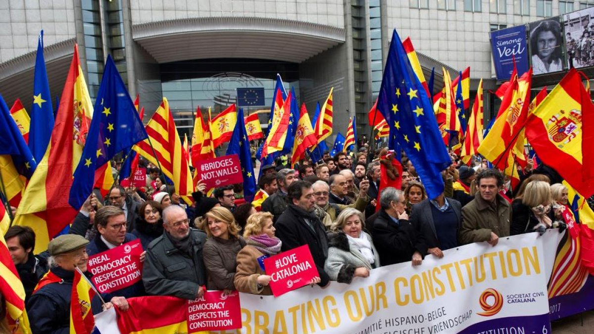 Els manifestants, davant del Parlament Europeu.