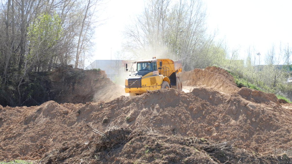 Maquinària movent terra per construir el nou polígon, ahir.