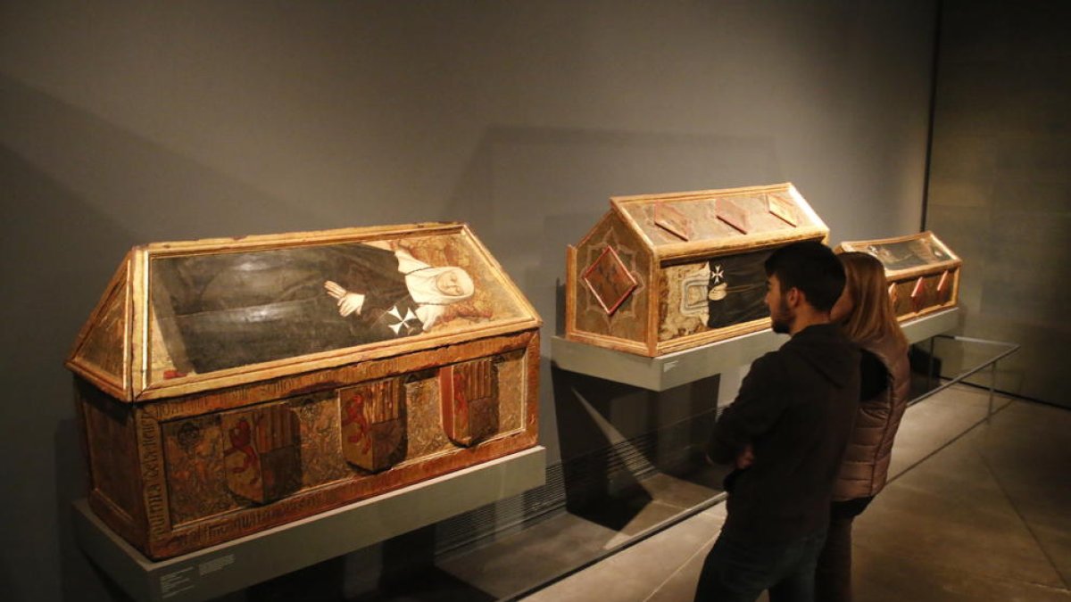 Tres cajas sepulcrales del monasterio de Sigena, en la exposición permanente del Museu de Lleida.
