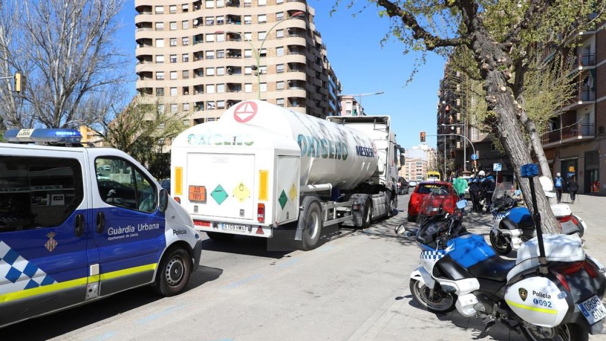 Accident lleu d'un camió de mercaderies perilloses a Lleida ciutat