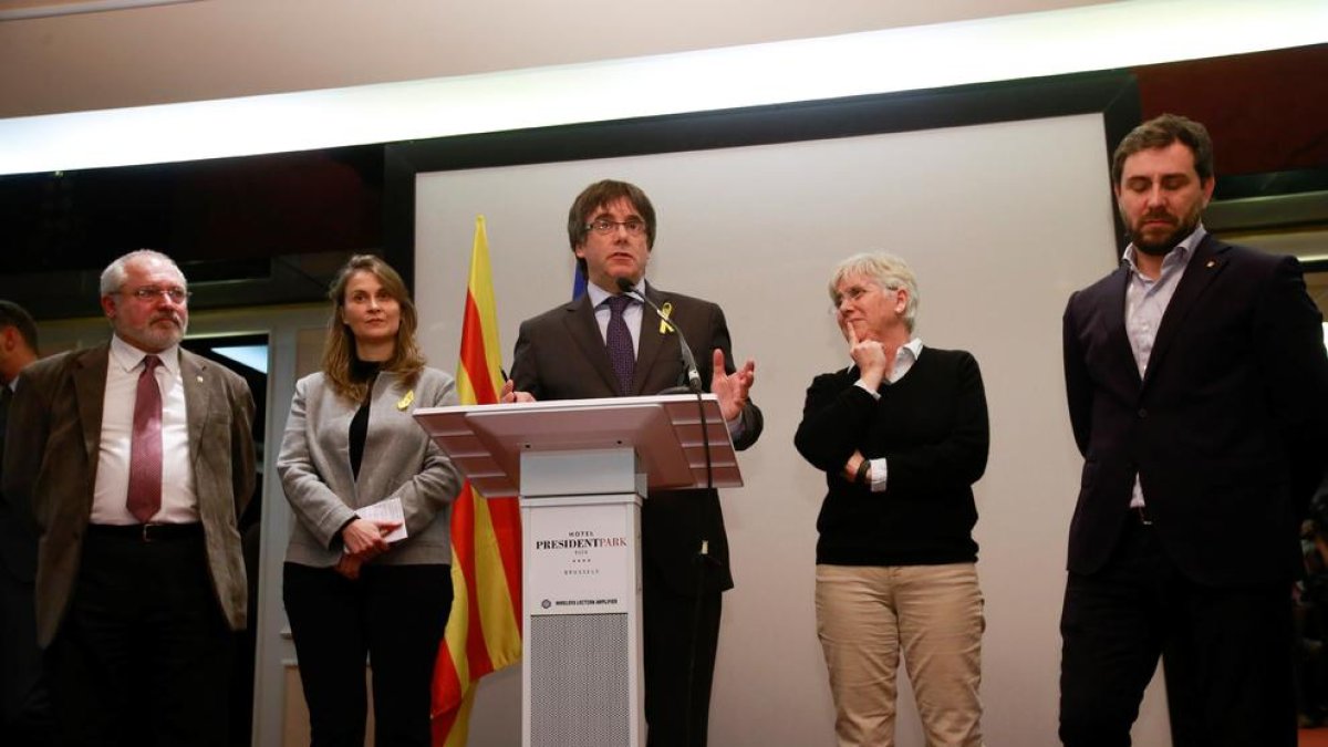 El líder de JxCat, Carles Puigdemont, al costat dels consellers cessats que l’acompanyen a Brussel·les.