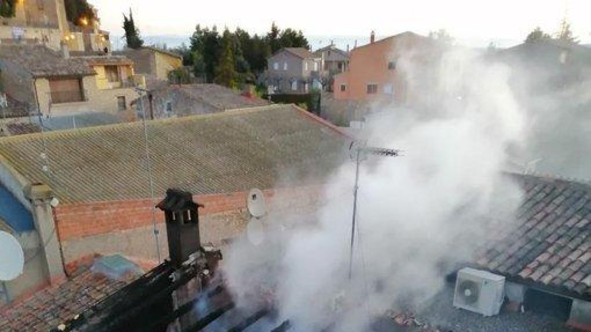 Por la mañana, los Bomberos han remojado la vivienda y revisado los puntos calientes.