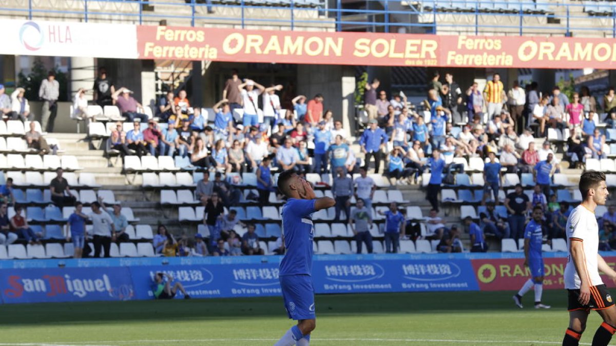 Marc Nierga es tapa la cara després d’una ocasió perduda.