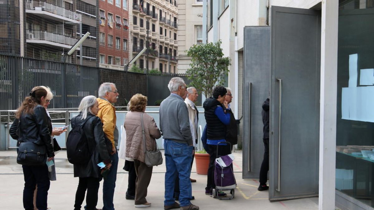 Obren els col·legis electorals del 28-A