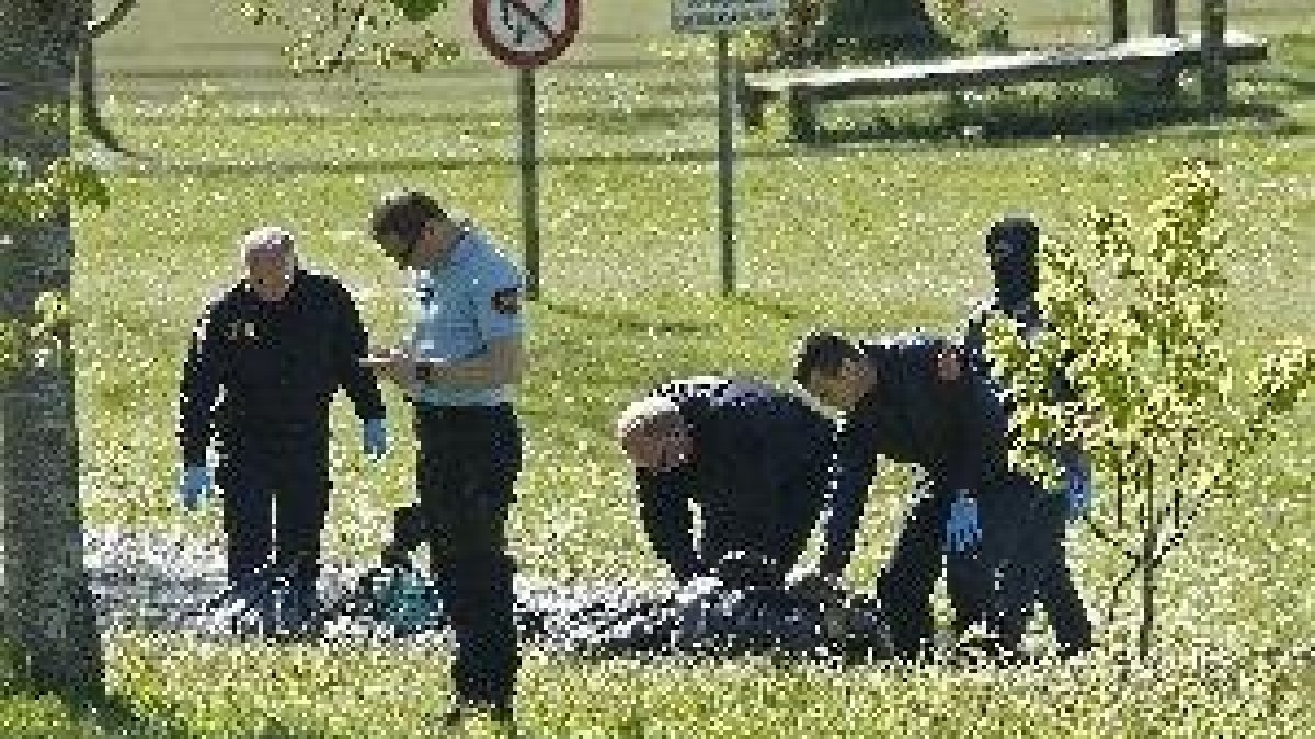 ETA entrega 120 armas y 3 toneladas de explosivos en 8 zulos