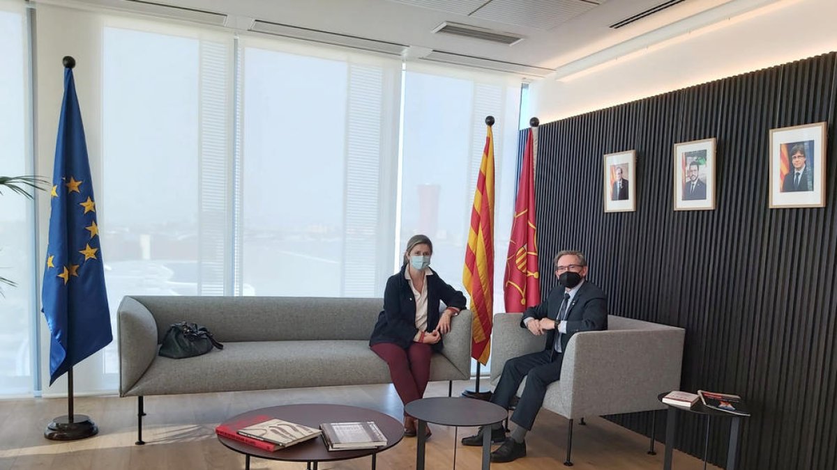 La síndica de Aran, Maria Vergés, y el conseller de Economía, Jaume Giró, este lunes.