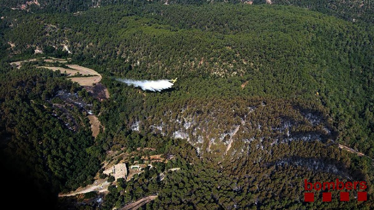 Imagen aérea del incendio cedida por el cuerpo de bomberos de la Generalitat.