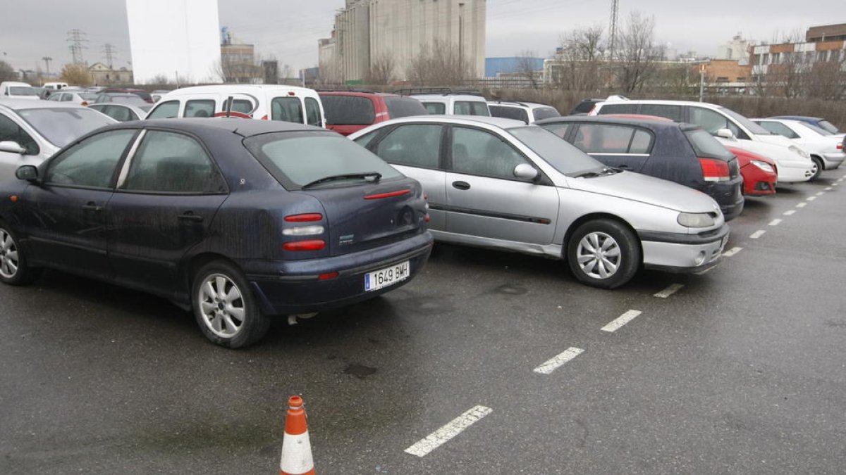 Imatge d’arxiu de cotxes al dipòsit municipal del polígon El Segre.