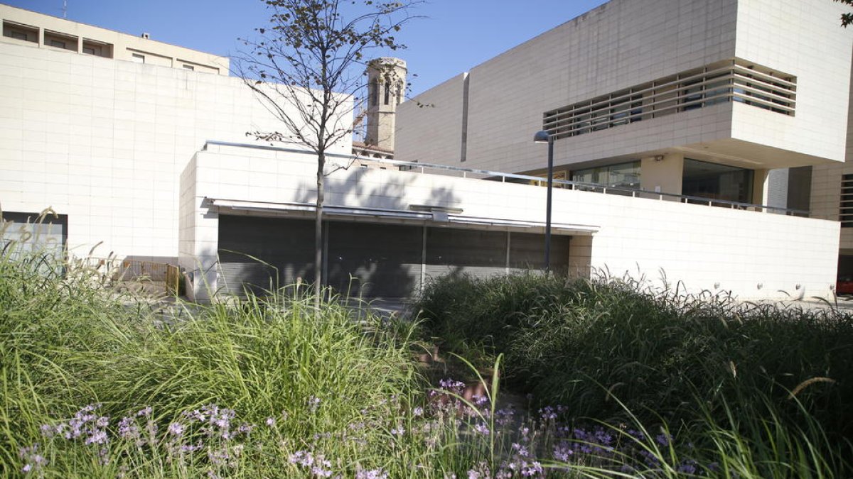 Vista reciente del Museu de Lleida, con la zona en primer plano del Cafè del Museu cerrado.