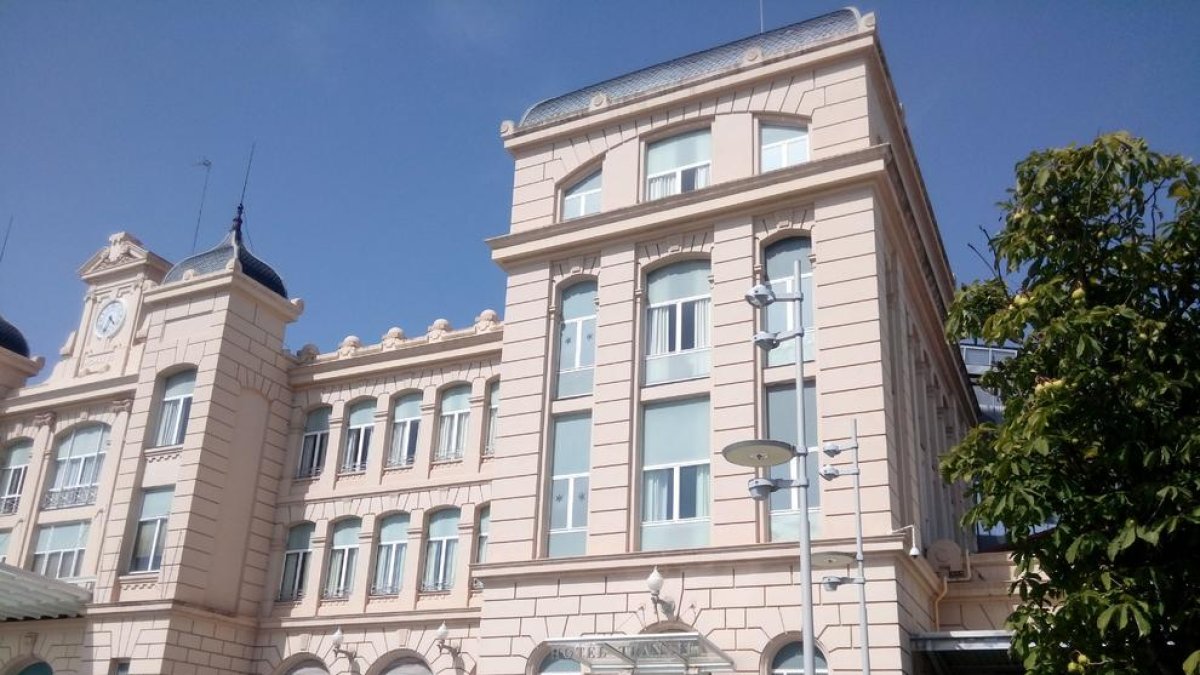 El hotel funcionó ininterrumpidamente desde su apertura en 1996. Cerró el 31 de diciembre de 2016.