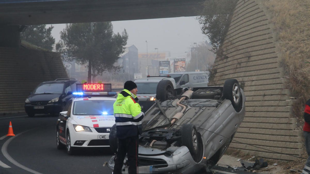 Imagen del vehículo volcado en la rotonda de la N-230 en Lleida.