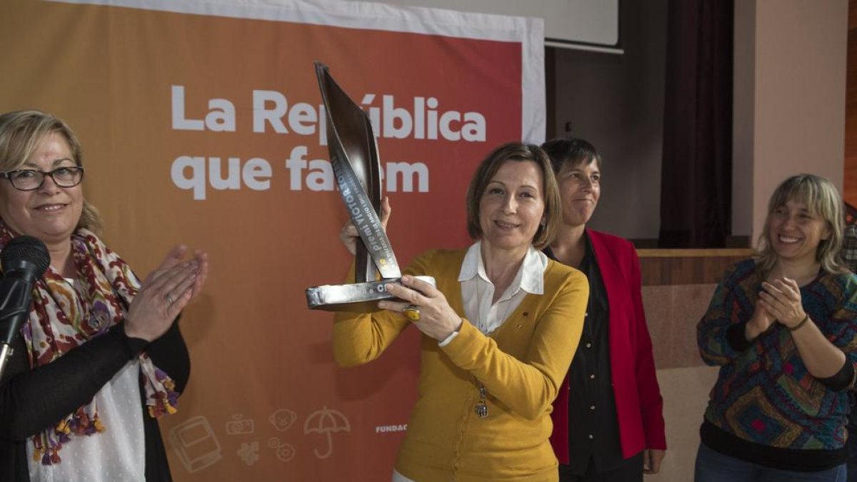 La presidenta del Parlament va rebre ahir el premi Víctor Torres a Vicfred.