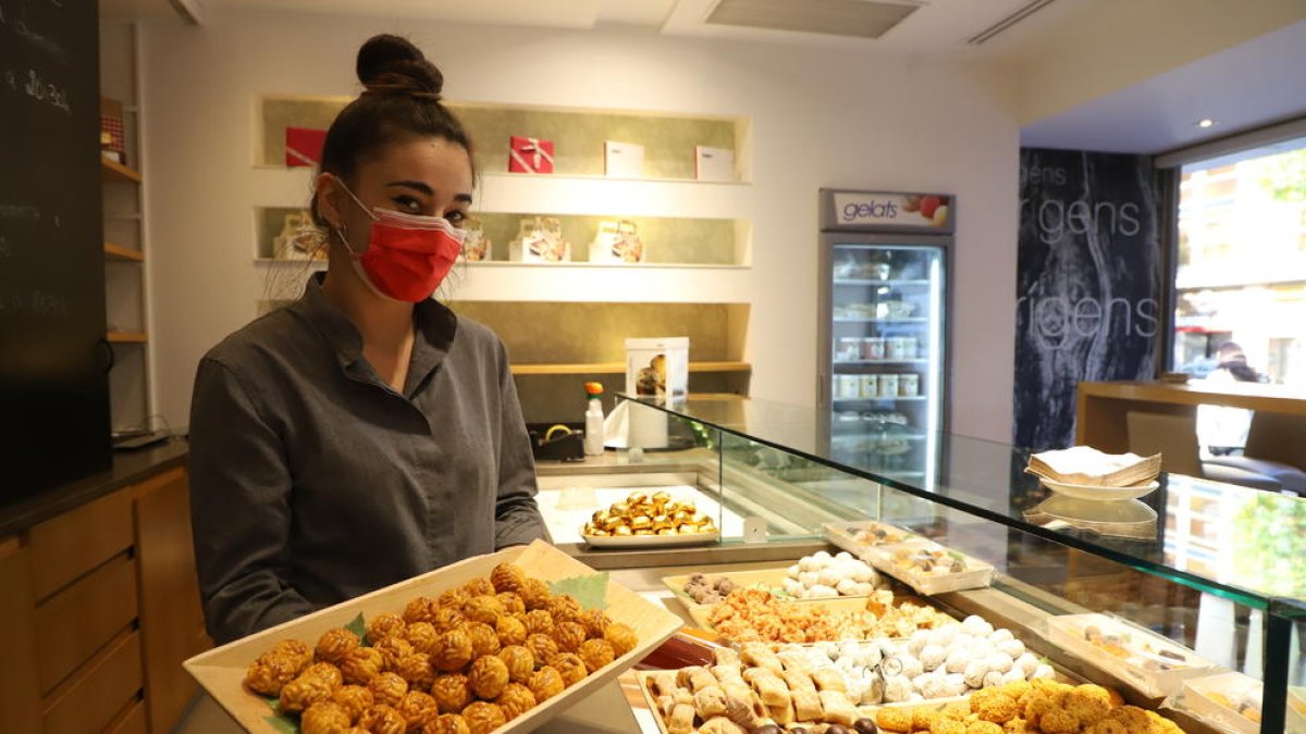 Una empleada de Tugues amb una mostra de panellets d’aquesta pastisseria de Lleida.