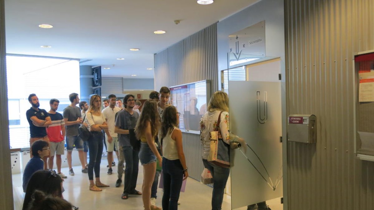 Cues ahir al migdia a la secretaria de la facultat de Dret.
