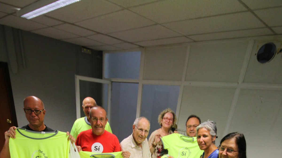 Membres de l’ANC mostren les samarretes de la Diada 2017.