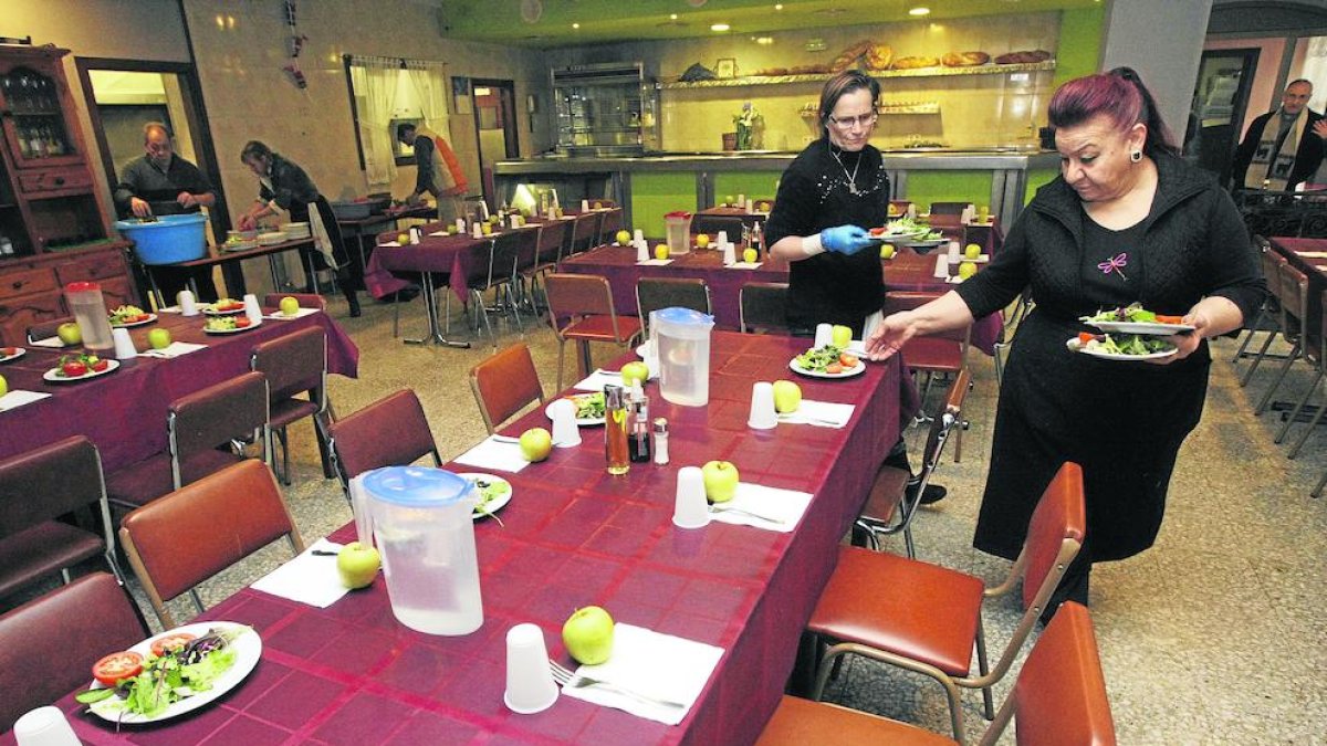 El comedor social sirve unos 140 menús diarios.