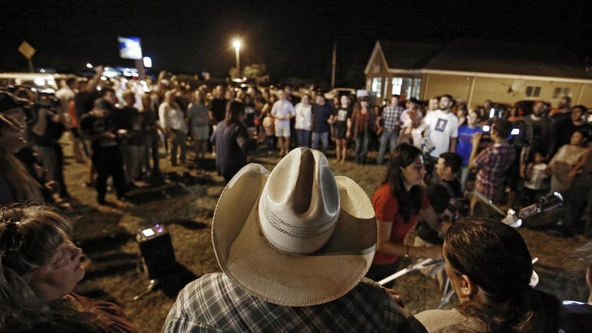 El minuto de silencio de la pequeña ciudad  de Sutherland Springs, tras el tiroteo que ha dejado al menos 26 muertos.