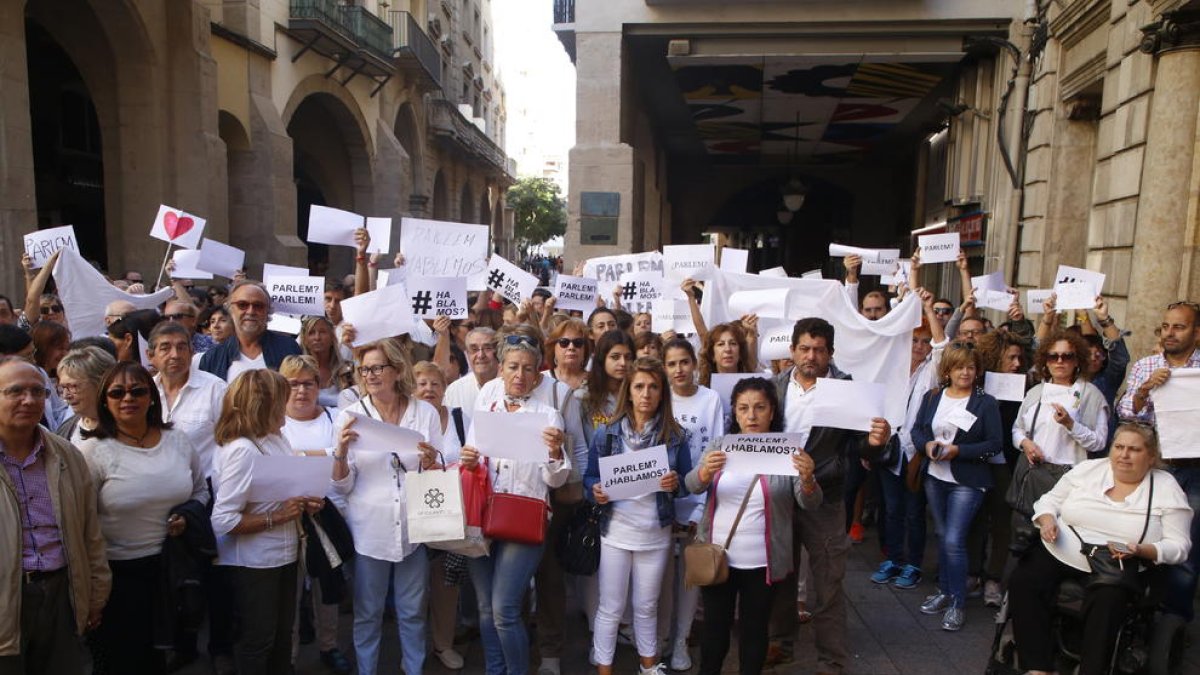 Un centenar de persones es manifesten en favor del diàleg a Lleida