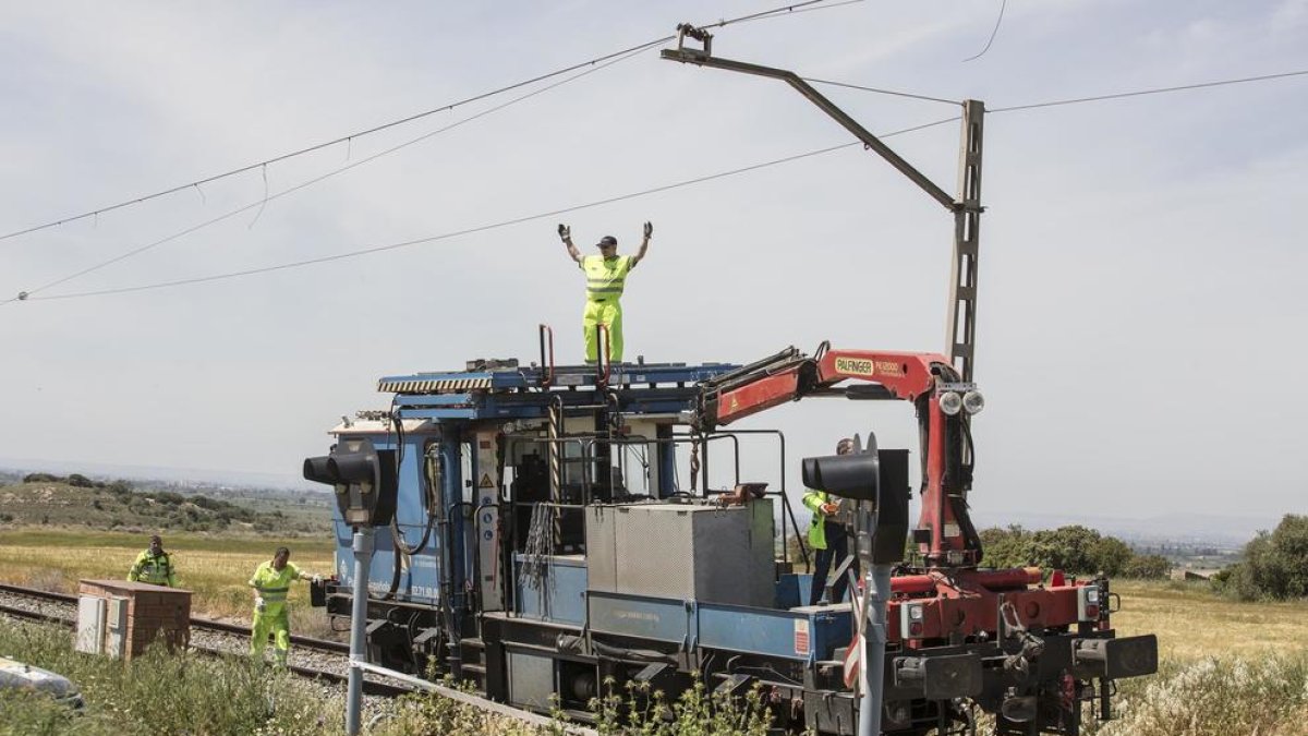 Operarios de Adif repararon la catenaria arrancada por un camión en Tàrrega.