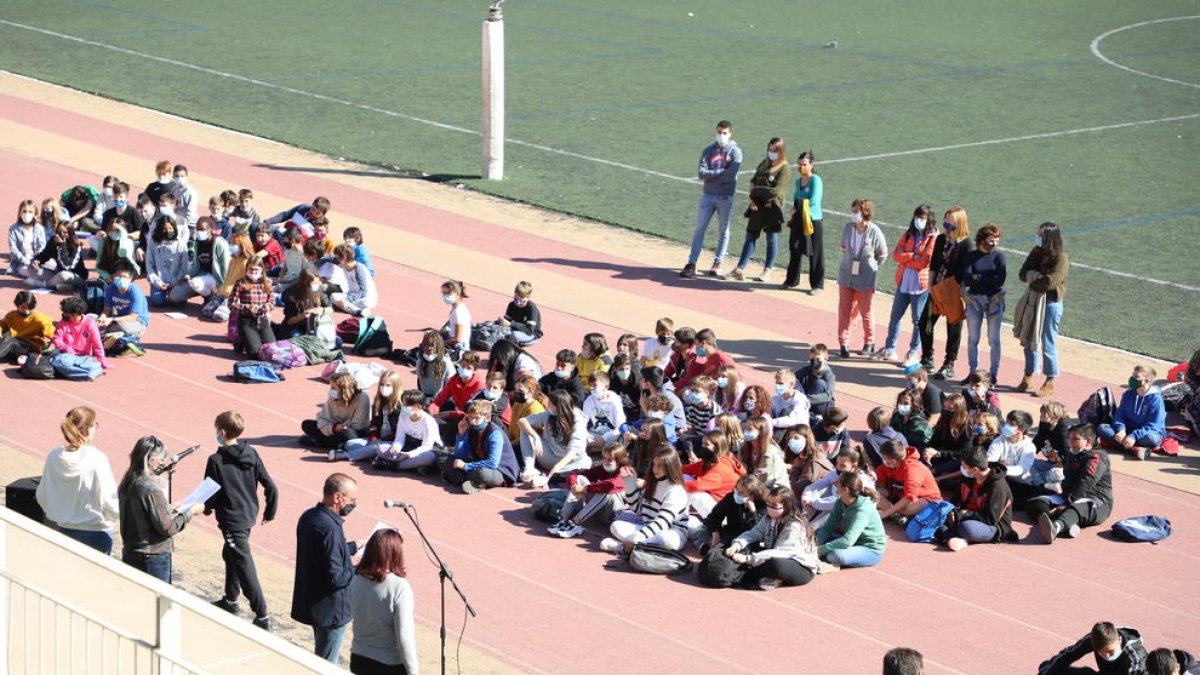 Cent alumnes de tercer i cent de primer d’ESO van conèixer ahir qui serà el seu company en aquest projecte.