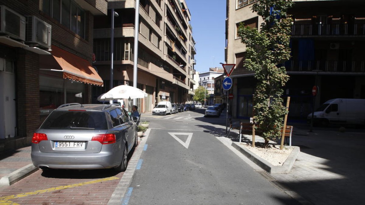 Aspecte actual del carrer Ramon Castejón, amb un tram renovat i un altre d’antic.