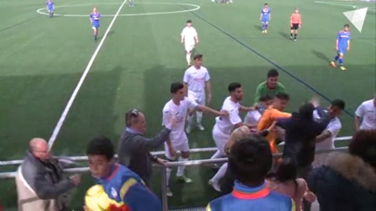 Una imagen de la pelea entre jugadores del Prat y un aficionado.