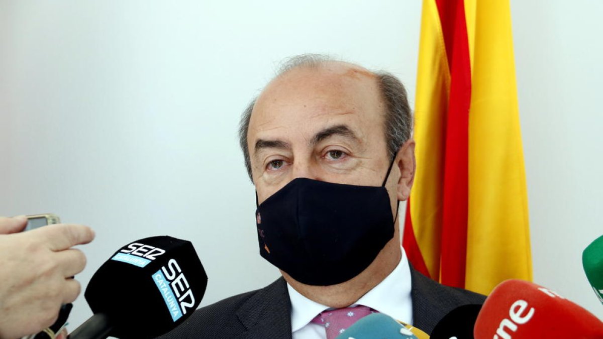 El president del TSJC, Jesús María Barrientos, atenent els mitjans de comunicació a l'Audiència de Lleida.