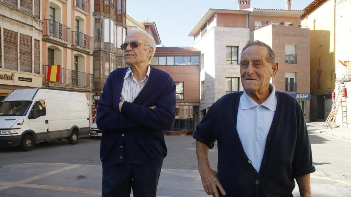 Salvador i Joaquín discuteixen en català sobre les seues diferents visions de la crisi catalana amb l’única esperança que arribi el diàleg.