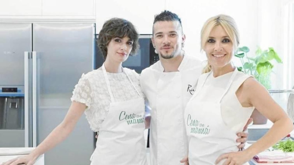 Los presentadores con Paz Vega.