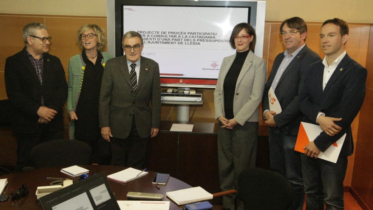 Ros presentó ayer los presupuestos participativos junto a los concejales de C’s, que los promovieron.