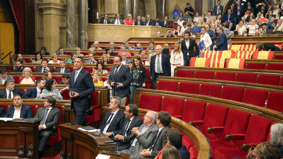 Los diputados de Ciudadanos, PSC y PPC en el momento de abandonar sus escaños.