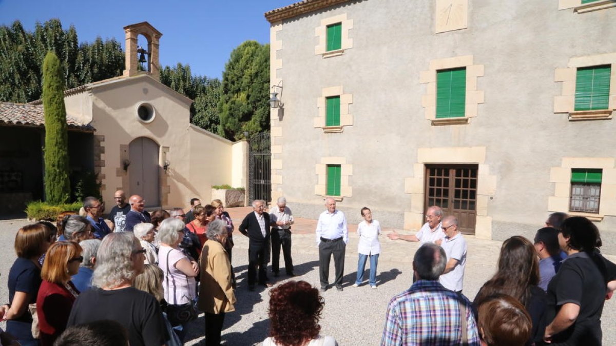 Desenes de persones van participar a la ruta guiada per conèixer el patrimoni de Vila-sana.