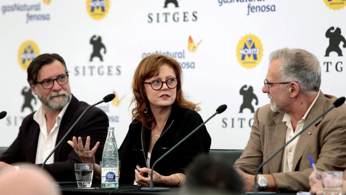 L’actriu Susan Sarandon, acompanyada pels actors Àlex Casanovas (esq.) i Sergi Mateu (dr.).