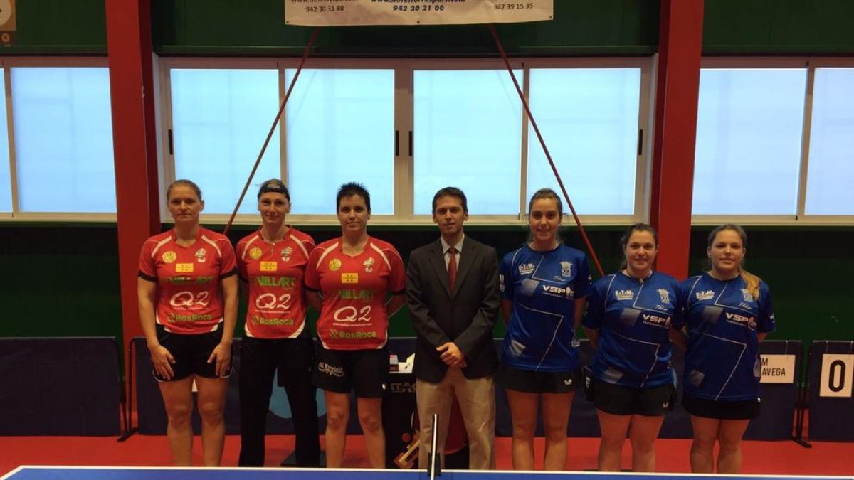 Les jugadores del Villart Logístic i del Torrelavega, ahir abans d’iniciar el partit.