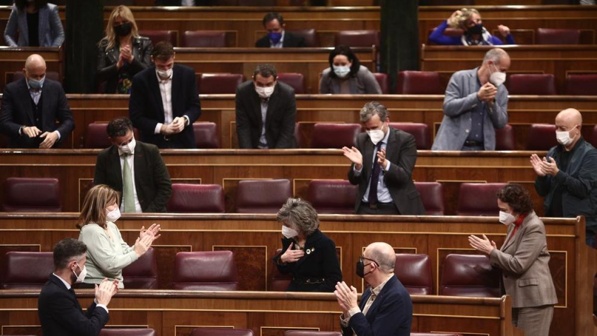 Membres de l'hemicicle aplaudeixen la diputada i secretària executiva de Sanitat i Consum del PSOE, María Luisa Carcedo, després de la seua intervenció durant una sessió plenària al Congrés dels Diputats.