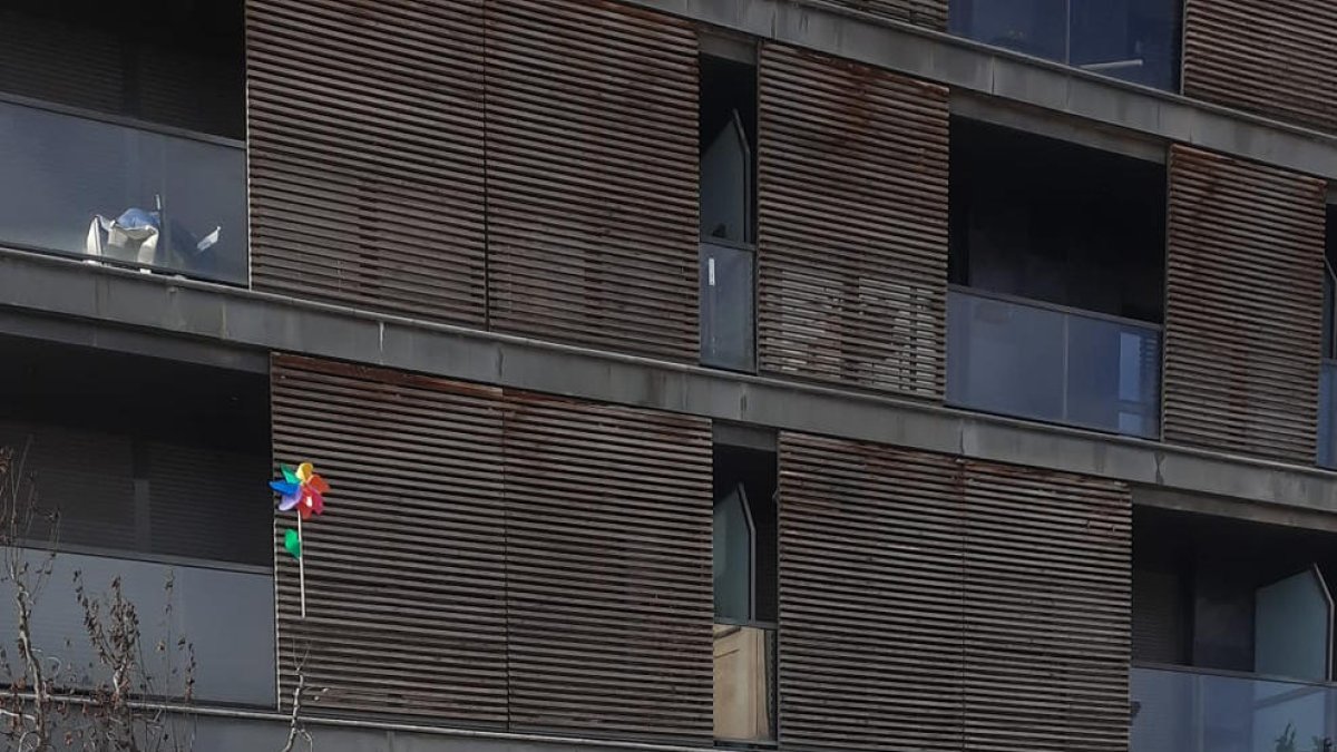 Imagen de la furgoneta de la funeraria en la calle Noguera Pallaresa, donde ocurrieron los hechos.