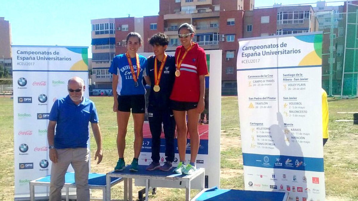 Lluna Capdevila, a la izquierda, con la medalla de plata.