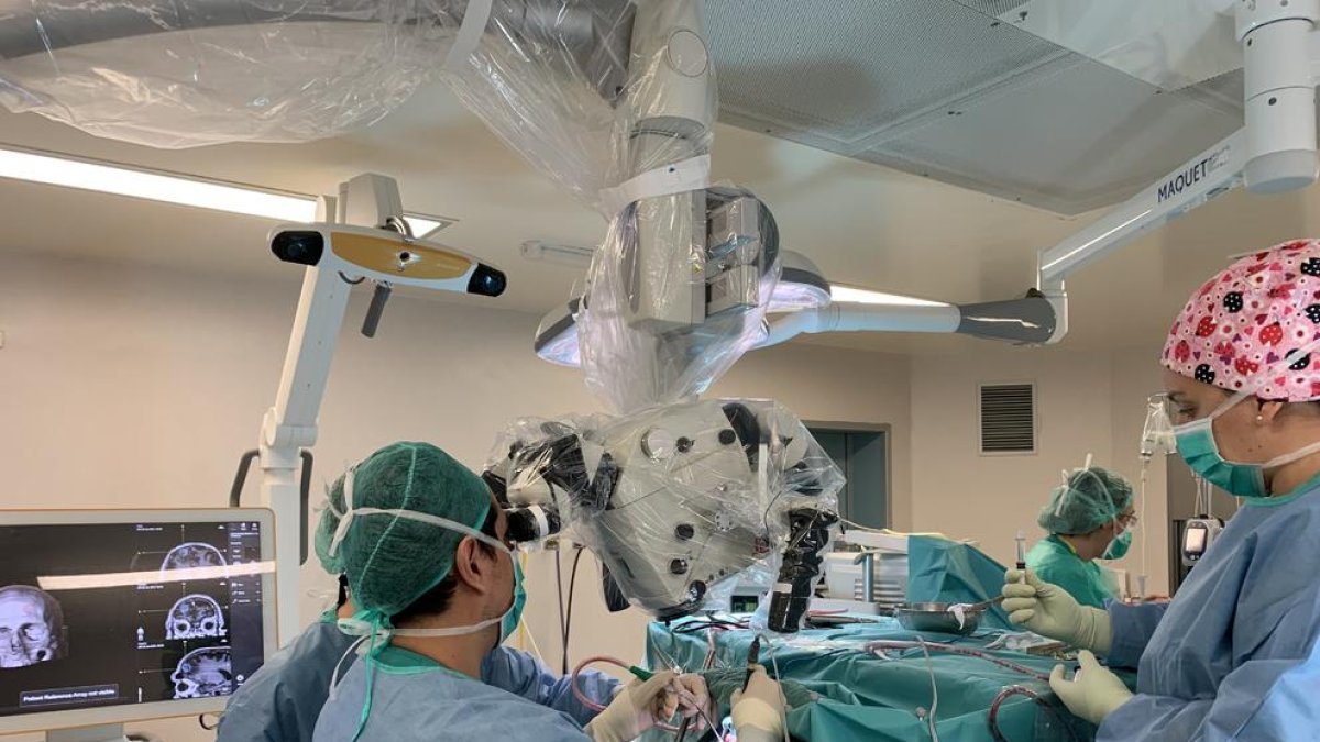 L'Hospital Arnau de Vilanova de Lleida estrena un neuronavegador i un microscopi d'última generació
