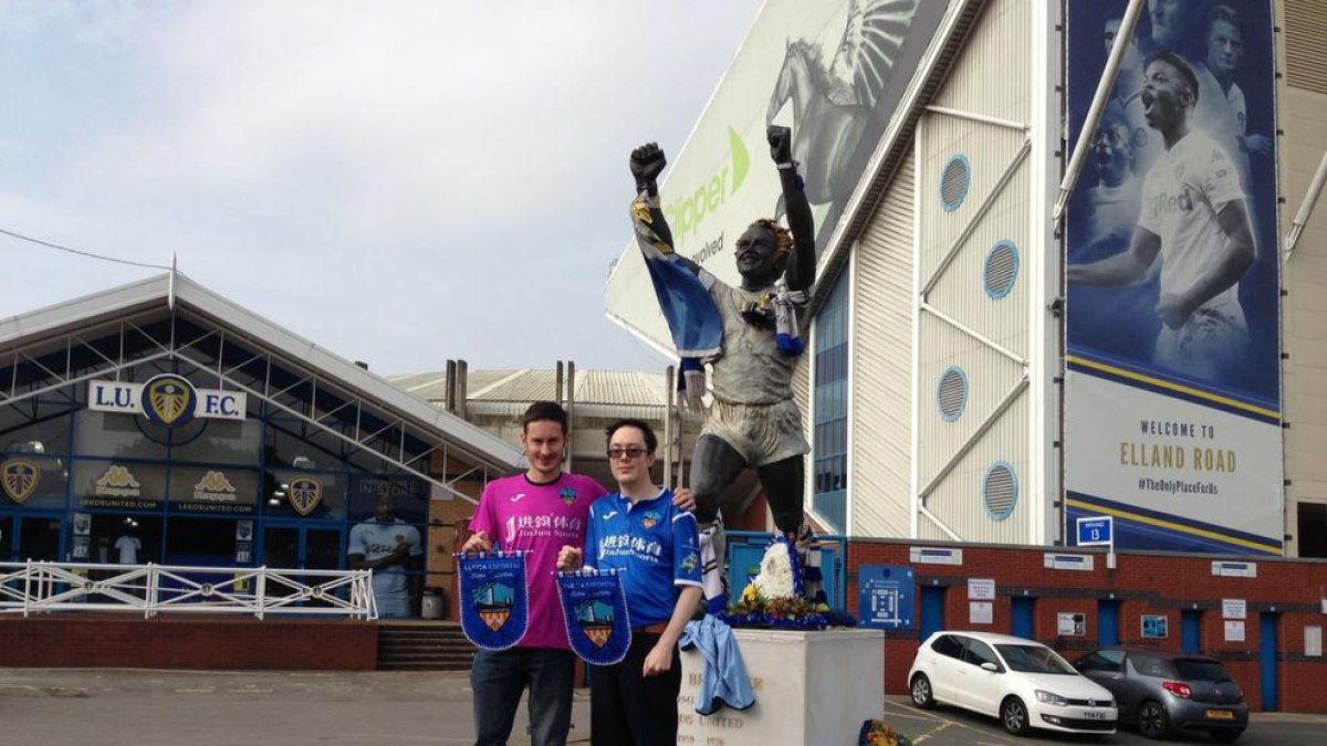 Apoyo desde Leeds - Mark y Craig Bird son dos ingleses seguidores del Lleida que, desde Leeds, están cada semana pendientes del resultado del equipo, al que conocieron gracias a un amigo leridano, Josep Maria. El Lleida les ha regalado una camis ...
