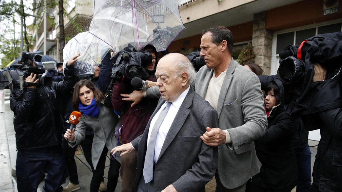 El expresident Jordi Pujol, ayer, rodeado de periodistas.