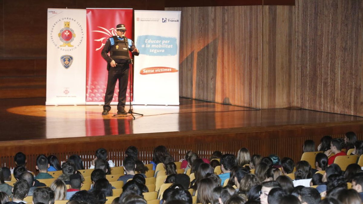 Momento de la intervención de un agente de la Guardia Urbana, ayer, en el Auditori.