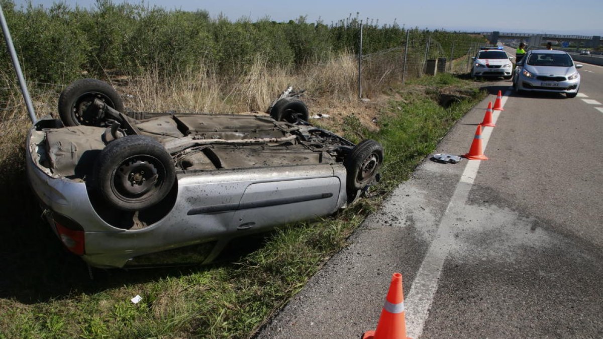 Bolca un turisme a l’N-240 al pas per la Cerdera